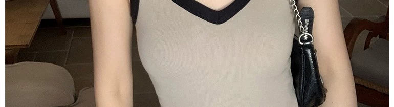 Niche Retro Contrast Color Slim Fit Knitted V-neck Strap