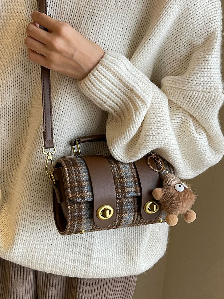 Niche Bag Female Autumn and Winter Wild 2023 New Winter This Year Popular Boston Messenger Bag Hand Holding Pillow Bag