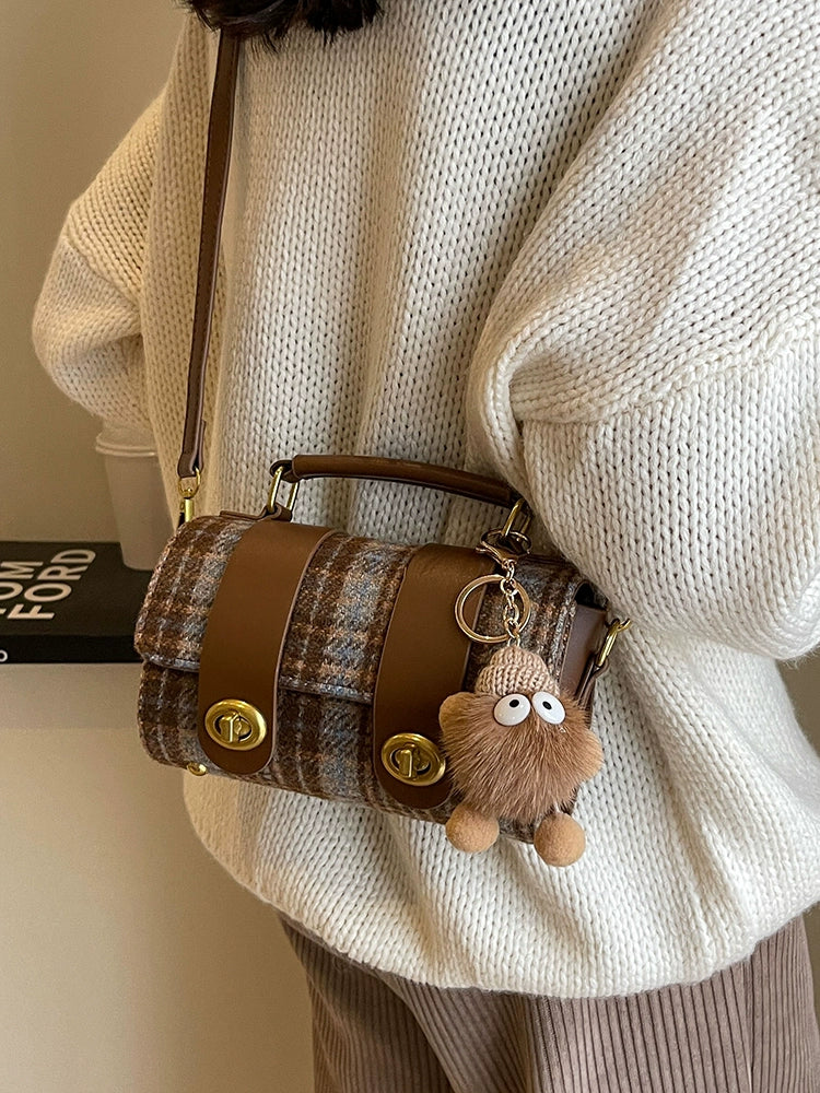 Niche Bag Female Autumn and Winter Wild 2023 New Winter This Year Popular Boston Messenger Bag Hand Holding Pillow Bag